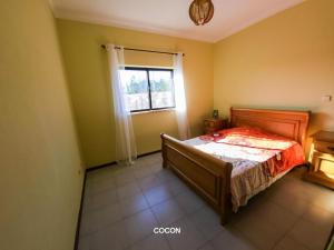 1 dormitorio con cama y ventana en Casa Aveiro 