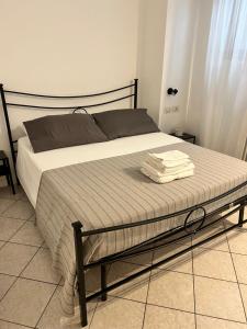una camera da letto con letto con struttura nera di JACAM home free parking Como ad Albese Con Cassano