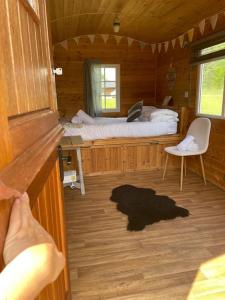 เตียงในห้องที่ Lakeside Shepard's Hut 'Swan'