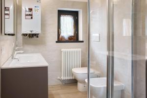 a bathroom with a toilet and a sink at Appartamento Gaia in Caspoggio