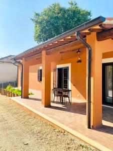 eine Terrasse eines Hauses mit einem Tisch in der Unterkunft Il Casaletto in Gavignano