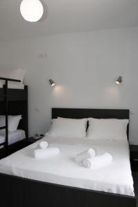 1 dormitorio con 1 cama con 2 toallas en Hotel Velipoja Village, en Velipojë