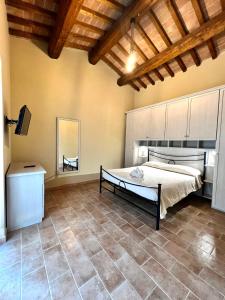 Schlafzimmer mit einem Bett und einem Wandspiegel in der Unterkunft Il Casaletto in Gavignano