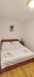 1 dormitorio con 1 cama con 2 toallas en Apartman Fani, en Dubrovnik