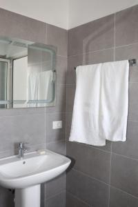 ein Bad mit einem Waschbecken und einem Spiegel in der Unterkunft Hotel Velipoja Village in Velipojë