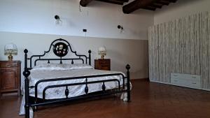 1 dormitorio con 1 cama con marco negro en Affittacamere Adri, en Uzzano