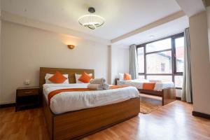 1 dormitorio con 2 camas y ventana grande en Hotel Pala, en Katmandú