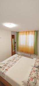 1 dormitorio con 1 cama grande y ventana en Apartman Fani en Dubrovnik