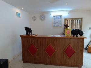 two statues of dogs sitting on top of a counter at Sarada Hôtel in Ouagadougou