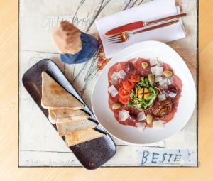 einen Teller Essen mit Salat und Brot in der Unterkunft Hotel Glemmtalerhof in Saalbach-Hinterglemm