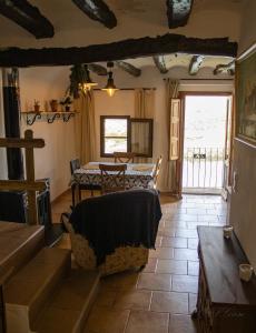 sala de estar con mesa y comedor en Casa Rural Griso, en Riba-roja d'Ebre