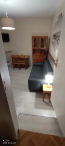Appartement la scarpe في سانت أماند ليه أوكس: غرفة معيشة مع أريكة وطاولة