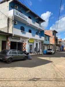 a car parked in front of a building at Pousada o Paraiso in Camamu