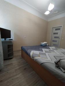 Een bed of bedden in een kamer bij Main street Sobornaya apartment