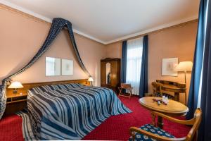 Postel nebo postele na pokoji v ubytování Hotel Sächsischer Hof