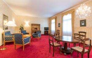 um quarto com uma mesa e cadeiras e uma sala de jantar em Hotel Sächsischer Hof em Meiningen