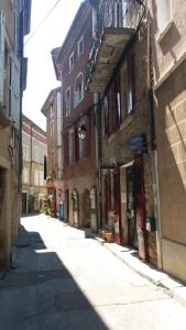 une rue vide dans une vieille ville avec des bâtiments dans l'établissement Les Vans - Charmant appartement au cœur du village, aux Vans