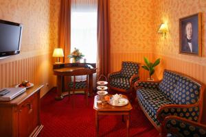 TV a/nebo společenská místnost v ubytování Hotel Sächsischer Hof