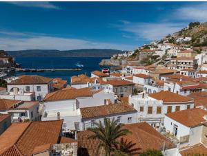 vistas a la ciudad de Positano, en la costa de Amalfi en La Vie Hydra Luxury Suites, en Hydra
