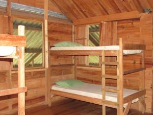 pokój z łóżkami piętrowymi w drewnianej kabinie w obiekcie Montaña Verde w mieście Rivas
