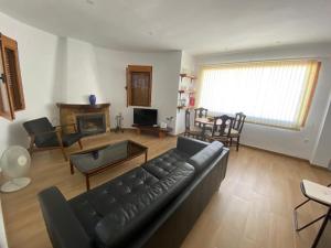 ein Wohnzimmer mit Couch und ein Wohnzimmer mit Kamin in der Unterkunft Villa del Sol - 400m walking distance from El Portet Beach in Teulada