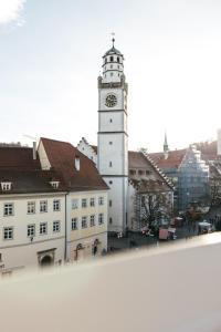 een gebouw met een klokkentoren in een stad bij HEIMATEL - City Centre Studio in Ravensburg