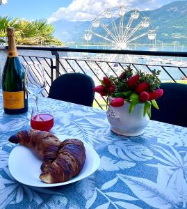 洛韋雷的住宿－Casa Anto，一张桌子,上面放着一盘食物和一瓶葡萄酒