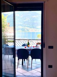 洛韋雷的住宿－Casa Anto，阳台上配有桌椅和一瓶葡萄酒