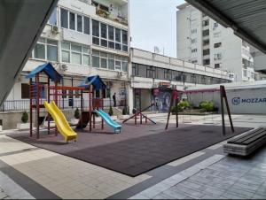 un parque infantil en una ciudad con toboganes y toboganes en CALLA 4 Apartment - Main Square, in the City Shopping Center - PARKING SLOT WITH SECURITI AND VIDEO CAMERA, en Skopje