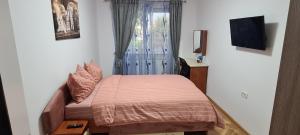 Ένα ή περισσότερα κρεβάτια σε δωμάτιο στο Apartament 3 camere, doua bai integral pentru familie sau grup