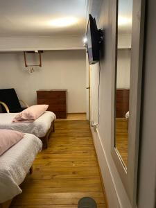 TV a/nebo společenská místnost v ubytování El Pillan "Travelers" House