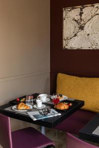 un tavolo con due piatti di cibo sopra di Hotel Regno a Roma