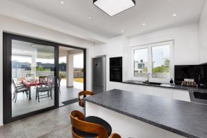 Kuchyň nebo kuchyňský kout v ubytování Apartments Aqua