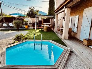una piscina en el patio de una casa en TOUT IRA BIEN en Solliès-Ville
