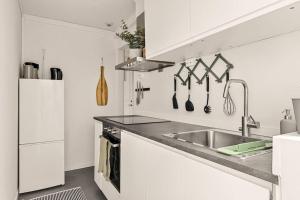 Kuchyň nebo kuchyňský kout v ubytování Dinbnb Apartments I Views & Street Parking in Sandviken