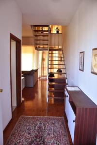 un couloir avec un escalier en colimaçon dans une maison dans l'établissement Appartamento Solaris con piscina a Fano, à Fano