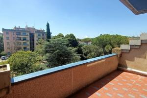 d'un balcon avec vue sur les arbres et les bâtiments. dans l'établissement Appartamento Solaris con piscina a Fano, à Fano