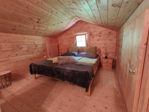 een slaapkamer met een bed in een houten hut bij Reithütte in Krispl