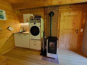 een keuken met een koelkast en een fornuis in de kamer bij Reithütte in Krispl