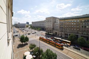 - une vue sur une rue de la ville avec des bus et des voitures dans l'établissement Marszałkowska Move in Premium apartament no 1, à Varsovie
