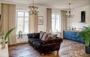 Il comprend un salon avec un canapé et une cuisine. dans l'établissement Marszałkowska Move in Premium apartament no 1, à Varsovie