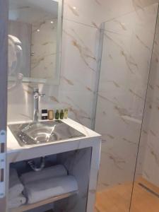 een badkamer met een wastafel en een spiegel bij ACTA Luxury Rooms in Nikiti
