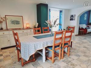 a dining room with a table and chairs at Gîtes du Nord - L'Intemporel - 4 chambres in Chemy