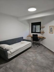 Postel nebo postele na pokoji v ubytování Reimond's place - Nahal Hilazon נחל חילזון