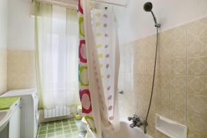 bagno con tenda per la doccia e servizi igienici di Casa di Paolo a Imperia