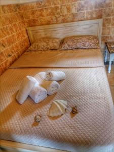 two beds with towels and bees on them at To Kyma in Skala Kallirakhis