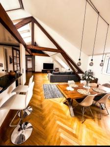 - un salon avec une table et des chaises en bois dans l'établissement Magnifique appartement à Etretat, à Étretat