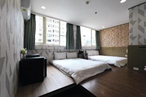 台北市にあるソーフー ホテルのベッドルーム1室(ベッド2台、大きな窓付)