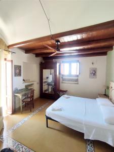 ein Schlafzimmer mit einem Bett und einem Tisch darin in der Unterkunft Cathedral City Center Palermo 2 in Palermo