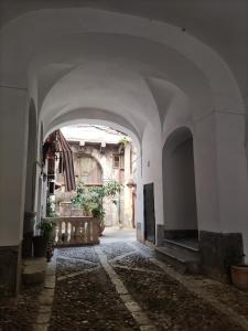 einen leeren Flur mit einem Torbogen in einem Gebäude in der Unterkunft Cathedral City Center Palermo 2 in Palermo